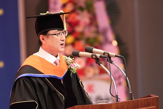 NSP통신-이찬규총장이 취임식에서 포부를 밝히고 있다. <사진제공=창원대학교>