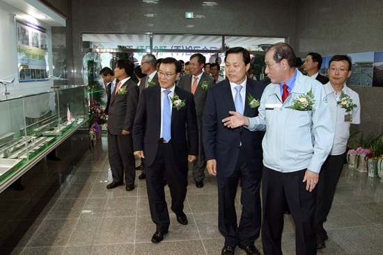 NSP통신-참석자들이 제2공장을 둘러보고 있다.