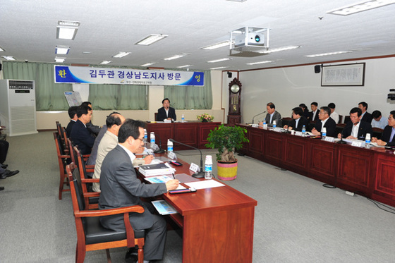 NSP통신-김두관 경남도지사가 21일 부산·진해경제자유구역청을 방문, 업무현황을 보고받고 있다.<사진제공=부산·진해경제자유구역청>