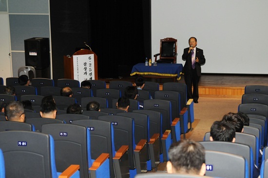 NSP통신-손담 참전유공자회 진해지부사무국장이 강연을 하고있다. <사진제공=해군군수사>