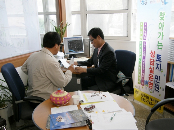 NSP통신-진주시는 지난 2월부터 찾아가는토지민원상담실운영하고 있다.<사진제공=진주시>
