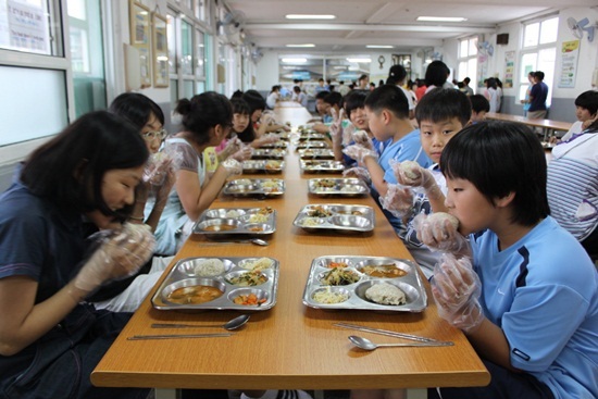 NSP통신-주먹밥 먹기 체험 행사에 참가 중인 함창초 학생들.<사진제공=함창초등학교>