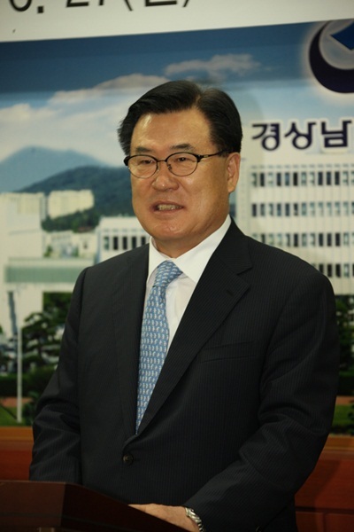 NSP통신-고영진 교육감이 취임 1주년기자회견에서 포부를 밝히고 있다. <사진제공=경남교육청>