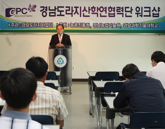 NSP통신-도라지 농가 소득 증대 방안 추진계획을 설명중인 이신우 단장. <사진제공=경남과학기술대학교>