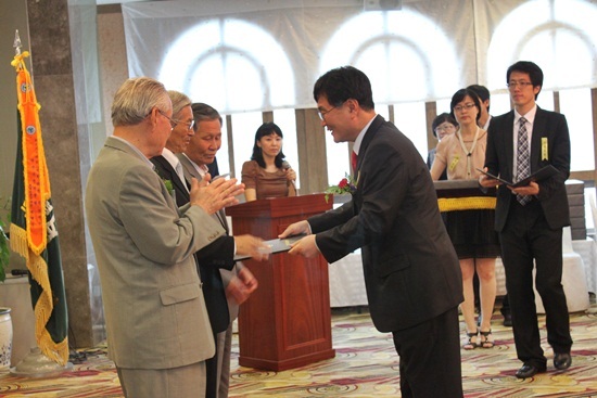 NSP통신-정환식 부산청장이 병역명문가 증서와 표창을 수여하고 있다.<사진제공=부산병무청>