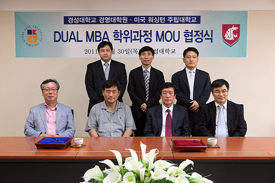 NSP통신-경성대 경영대학원과 미국워싱턴 주립대학이 Dual MBA과정 교류협력을 체결한 후 관계자들이 기념촬영을 하고 있다.<사진제공=경성대학교>