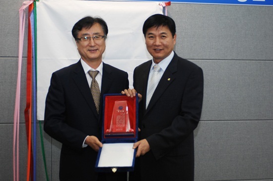 NSP통신-(사진왼쪽부터) 이찬규 총장, 최재호 회장. <사진제공=창원대>