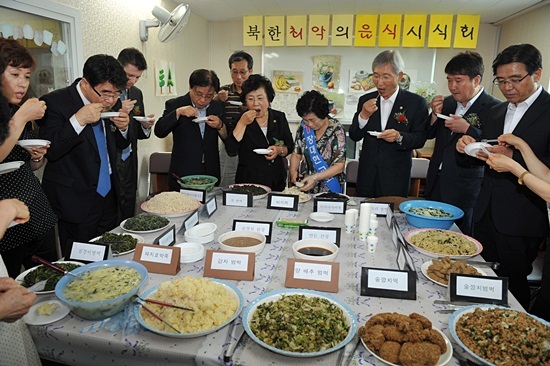 NSP통신-이경훈구청장 등이 참여해 북한문화체험을 하고 있다. <사진제공=사하구>