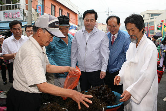NSP통신-삼천포수산시장 방문한 김두관 도지사와 정만규 사천시장, 강기갑 국회의원(가운데부터 왼쪽순)