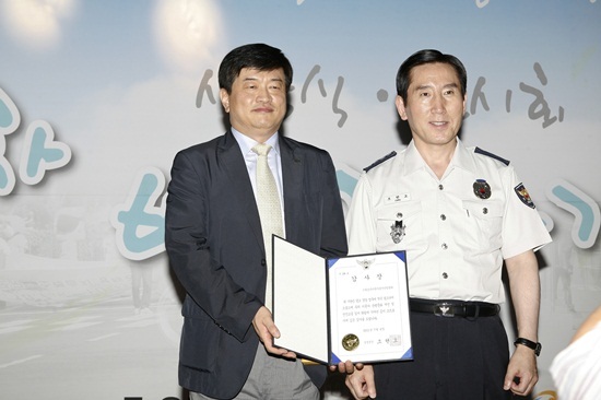 NSP통신-김택권 협회장이 감사장을 내보이고 있다. <사진제공=S&T모터스>