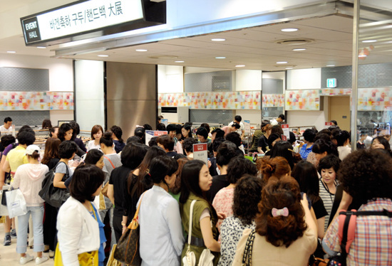 NSP통신-롯데백화점 부산본점 여름 프리미엄 세일이 시작된 지난달 24일 바겐세일 매장에 고객들이 몰려들어 성황을 이루고 있다.<사진제공=롯데백화점 부산본점>