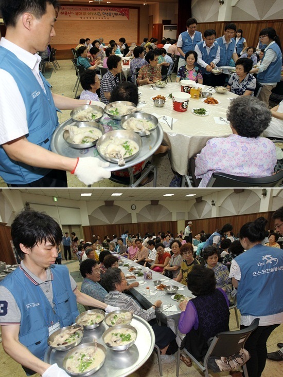 NSP통신-포스코건설직원들이 어르신들을 위해 삼계탕을 나르느라 구슬땀을 흘리고 있다. <사진제공=포스코건설>