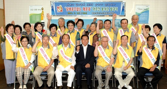 NSP통신-슈퍼시니어봉사단 발대식을 갖고 파이팅을 외치고 있다. <사진제공=해운대구>