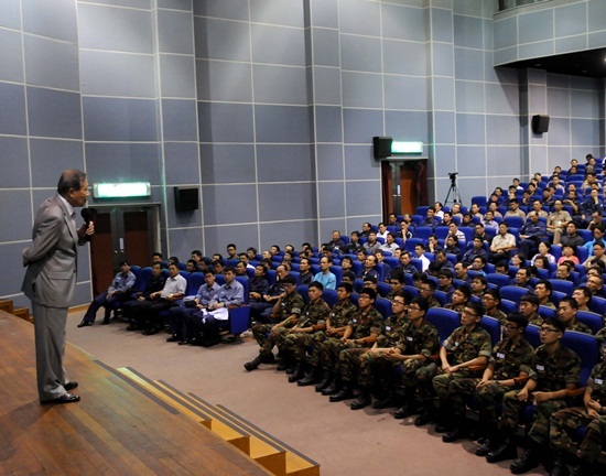 NSP통신-김신조 서울 성락교회 목사가 안보강연을 하고있다. <사진제공=군수사>