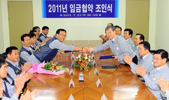 NSP통신-현대重 이재성 사장<오른쪽>과 오종쇄 노조위원장. <사진제공=현대중공업>