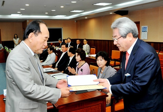NSP통신-김복만 교육감(사진우측)이 위촉장을 전달하고 격려하고 있다. <사진제공=울산시교육청>