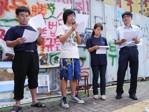 NSP통신-3일 오전 11시 명동 마리 앞에서 열린 폭력강탈 규탄 기자회견에 참석 중인 안효상 대표(맨우측).<사진제공=사회당>