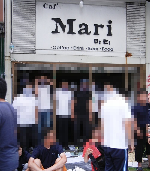 NSP통신-카페 마리를 침탈한 용역깡패.