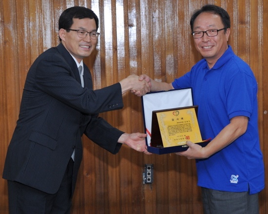 NSP통신-창원사랑봉사단 박정만이사(사진왼쪽)가 김종오 창원보훈지청장으로부터 감사패를 받고있다. <사진제공=창원사랑봉사단>