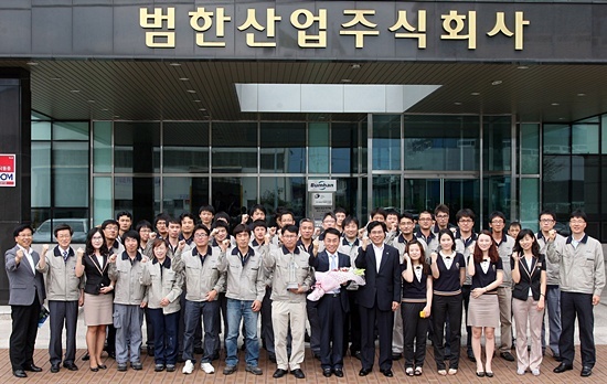 NSP통신-수상의 기쁨을 파이팅으로 표현하고 있다.