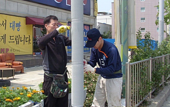 NSP통신-울산남구청이 깨끗한 거리환경 조성을 위해 삼산로와 돋질로 주변 전신주 등에 불법광고물 부착 방치판 설치사업을 펼치고 있다. <사진제공=울산남구청>