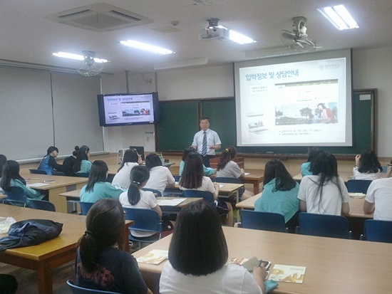 NSP통신-지난 4일 전남 여수에 있는 부경여자고등학교에서 입학관리처 박동식 팀장이 설명을 하고 있다. <사진제공=동아대>