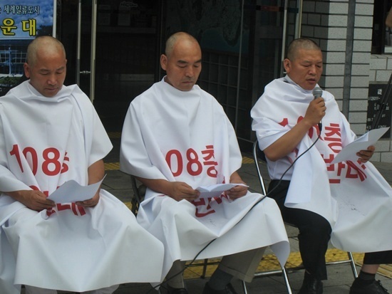 NSP통신-지주학의원이 성명서를 낭독하고 있다.