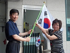 [NSP PHOTO]울산남구 신정2동 정기훈 씨, 이웃에 태극기 전달