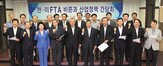 NSP통신-한·미 FTA 국회비준을 촉구하는 성명서를 발표하고 있다.