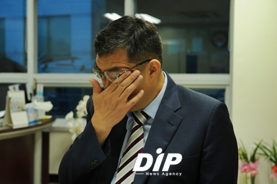 NSP통신-어머님 생각에 눈물을 훔치고 있다.