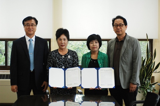 NSP통신-왼쪽부터 이찬규 창원대 총장, 김점숙 주부교실 경남지부 회장, 배현숙 창원대 도서관장, 염재상 창원대 교무처장<사진제공=창원대>