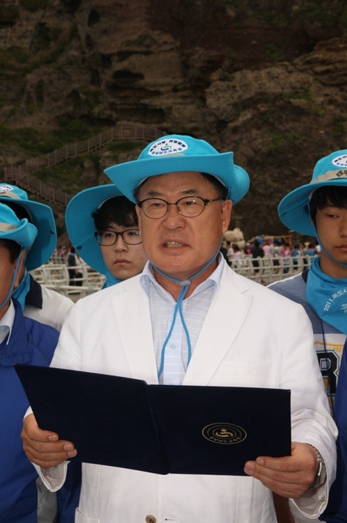 NSP통신-고영진교육감이 독도선언문을 낭독하고 있다. <사진제공=경남교육청>