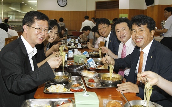 NSP통신-구청장, 의장 등이 옥수수국수를 시식하고 있다.<사진제공=울산북구>