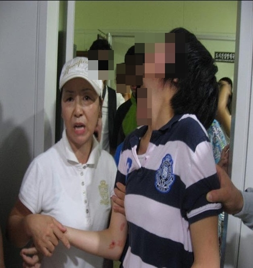 NSP통신-경남도가 장애인들의 국장실 점거에 따른 해산과정에서 장애여학생이 상처를 입고 병원으로 이동하고 있다<사진제공=신호등도움회>