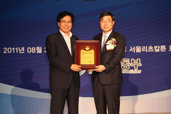 NSP통신-(사진왼쪽부터) 조기호 창원시제1부시장, 이기권 고용노동부차관.<사진제공=창원시>