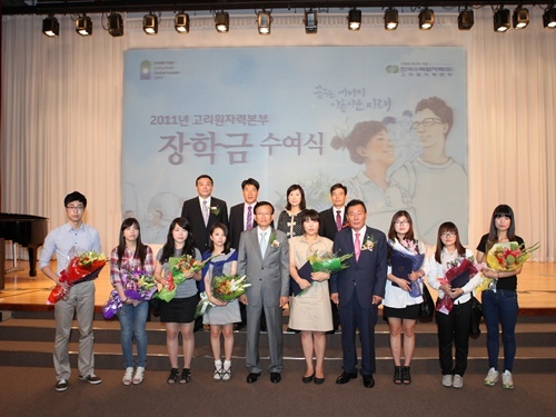 NSP통신-▲고리원전 정영익 본부장(사진 앞줄 왼쪽에서 다섯번 째)이 장학생 대표들과 기념촬영을 하고 있다.<사진제공=고리원자력본부>