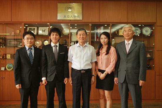 NSP통신-발전기금 전달이 끝난 후 (가운데)조규향 총장과 (왼쪽부터)권유찬 태권도학과 교수, 김필성(태권도학과 석사과정 1년) 씨, 홍인정(태권도학과 3) 씨, 박상갑(생활체육학과 교수) 학생처장이 기념촬영을 하고 있다. <