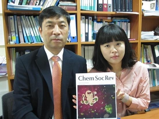 NSP통신-경상대학교 정종화(왼쪽) 교수와 석사과정 이지하 씨가 자신들의 논문이 속표지 논문으로 소개된 케미컬 소사이어티 리뷰 9월호를 들어보이고 있다. <사진제공=경상대학교>