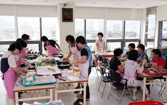 NSP통신-차례상음식을 준비하고 있는 밀양시자원봉사단체협의회 회원들.<사진제공=밀양시>