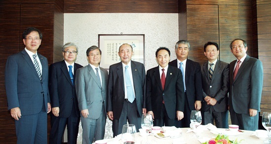 NSP통신-(사진 왼쪽부터) 최장석 부산백병원장, 하우송 경상대 총장, 이철 울산대 총장, 백낙환 인제대 이사장, 이원로 인제대 총장, 황태규 해운대백병원장, 전시영 경상대병원장, 조홍래 울산대병원장. <사진제공=경상대학교>