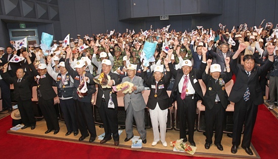 NSP통신-형산강성공을 기념하는 행사장에서 만세삼창을 외치고 있다.