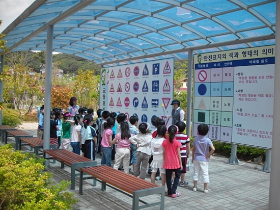 NSP통신-어린이교통표지판교육.<사진제공=김해시 어린이교통공원>