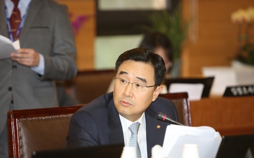 NSP통신-한나라당 김정훈의원이 원전에 중대한 사고을 일으킬 수 있는 부적합자재를 한수원이 운영상 실수로 8년여에 걸쳐 구매한 건수가 무려 500여건을 넘다고 밝혀 충격을 더하고 있다.<자료사진=김정훈의원의 국감 질의모습>