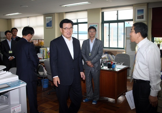 NSP통신-고영진교육감이 일반직임용시험장 관계자를 격려하고 있다. <사진제공=경남교육청>