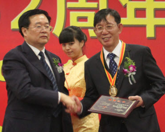 NSP통신-동아대 진병래 생명자원과학대학장(오른쪽)이 중국 후베이성 정부청사에서 편종상을 받은 후 왕궈성 후베이성장으로부터 축하를 받고 있다.