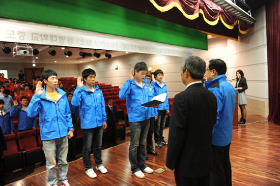 NSP통신-부산 남구지역 5개 대학생들로 구성된 UN평화대축전 대학생 서포터즈 학생대표가 13일 발대식에서 축전을 통해 평화를 세계에 알리는데 최선을 다하겠다는 선서를 하고 있다<사진=국제평화기념사업회>