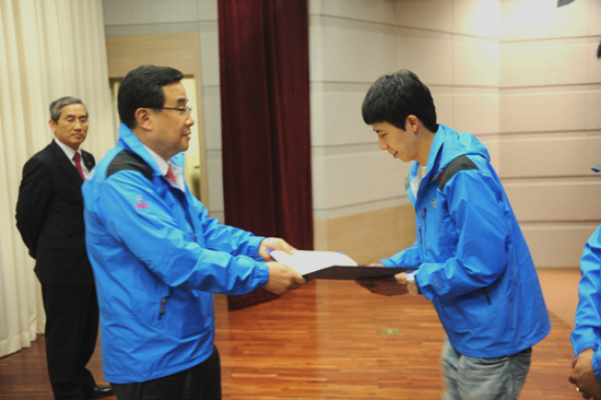 NSP통신-축전 홍보대사로 위촉된 부산 남구지역 5개대 총학생회장들이 이사장인 김정훈의원으로 부터 임명장을 받고 있다.