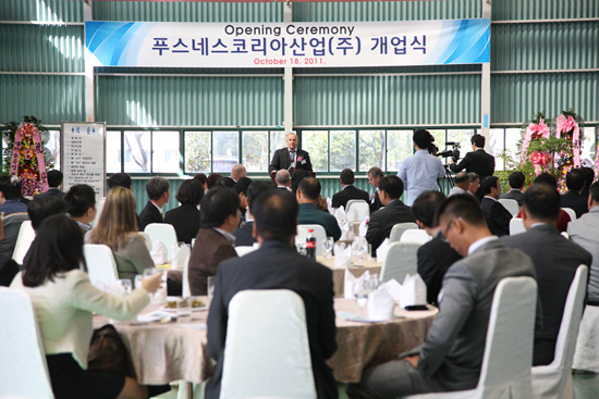 NSP통신-푸스네스 코리아산업 노르웨이 본사 아카 푸스네스 하우콤 사장이 개업식 인사말을 하고 있다. (의령군 제공)