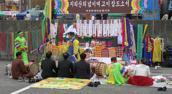 NSP통신-지난해 열린 지리산천왕축제에서 빨치산의 원혼을 위로하는 굿을 하고 있다. (함양군 제공)