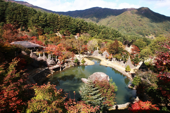 NSP통신-청학동 삼성궁일대가 울긋불긋한 단풍으로 물들어 고즈넉한 풍경을 자아내고 있다. (하동군 제공)